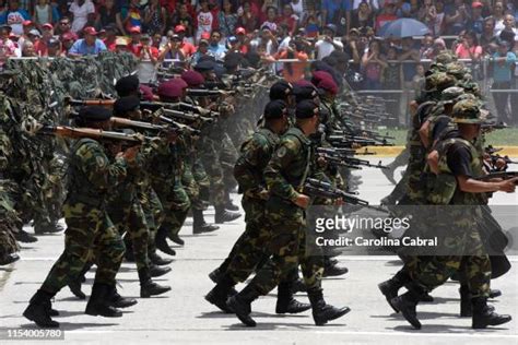 Venezuelan Army Special Forces Photos and Premium High Res Pictures ...