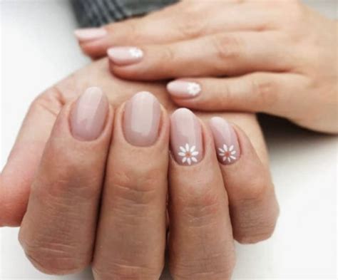 Une Manucure Nude Avec Des Fleurs