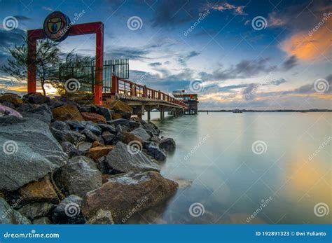 Lever De Soleil De Beauté Une île De Batam Ocarina Beach Et Un Bateau Traditionnel Image stock ...