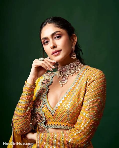 Hot Indian Actress Mrunal Thakur Big Boobs Pics