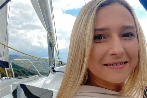 Patricia Kazadi Niczym Dziewczyna Bonda Latka Pokaza A Si Przed Obiektywem W Samym Bikini