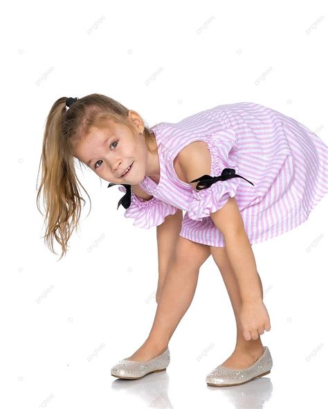 Fondo La Niña Se Pone Los Zapatos Blancos Bastante Grandes Foto E