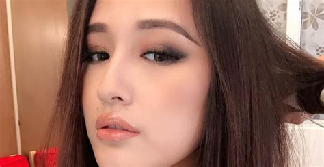 Mắt khói môi nude đang rất xinh nhưng hàng lông mày của Mai Phương