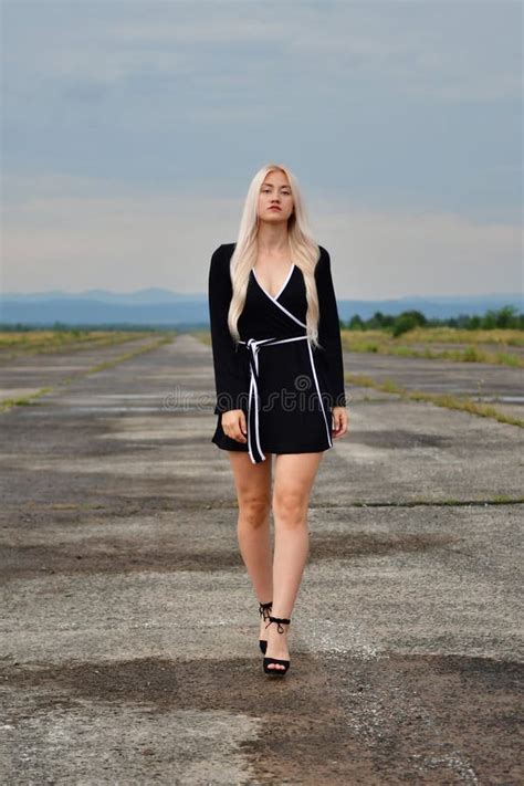 247 Photos De Blonde Dans La Mini Jupe Sexy Photos De Stock Gratuites Et Libres De Droits De