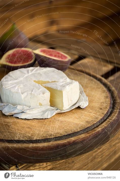 Camembert Auf Alten Holzbrett Ein Lizenzfreies Stock Foto Von Photocase