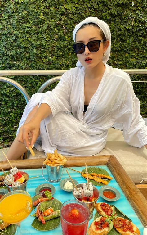 Á hậu Huyền My sang chảnh như quý cô thượng lưu với bikini khoe dáng Saostar vn