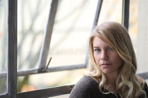 Tir Sexy D Une Belle Femme Blonde Avec Des Yeux De Brown Photo Stock Image Du Lumi Re