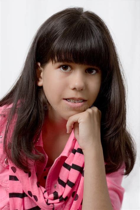 Una Giovane Ragazza Latina Con I Ganci Colorati Posa Seria Immagine Stock Immagine Di Denti