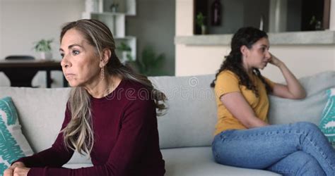 Enojado Ignorando A La Anciana Madre Latina Y A Su Hija Sentadas Por Separado Almacen De Video