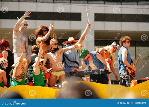 Desfile De Orgullo Gay Foto Editorial Imagen De Feliz