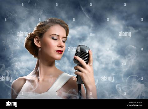 Chanteuse Blonde Banque De Photographies Et Dimages Haute R Solution