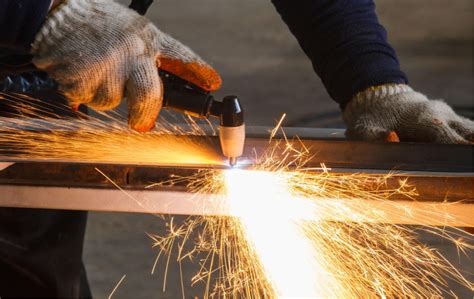 memotong besi siku menggunakan pemotong besi