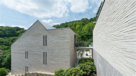 What Happens When a Stage Performance Artist Takes Center Stage: A Behind-the-Scenes Look 2