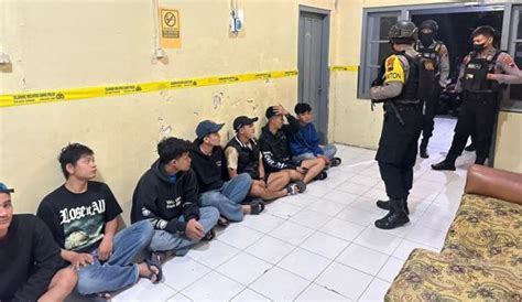 Polisi Tangkap 8 Pemuda Saat Asyik Pesta Miras Di Pasar Kadipolo Solo