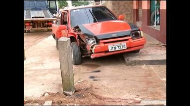 Bom dia Tapajós Condutor perde controle e carro vai parar em calçada