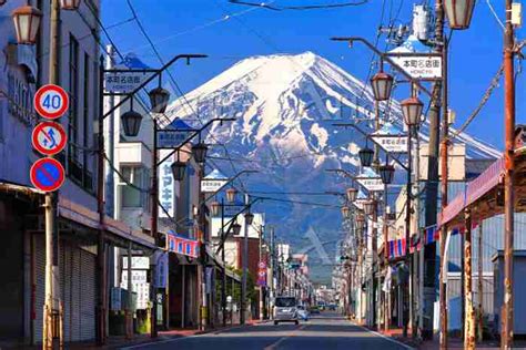 「商店街ごしの富士山」に殺到 外国人観光客が“危険撮影” 歩道はみ出し、車道の真ん中で…住民から不安の声 ガールズちゃんねる