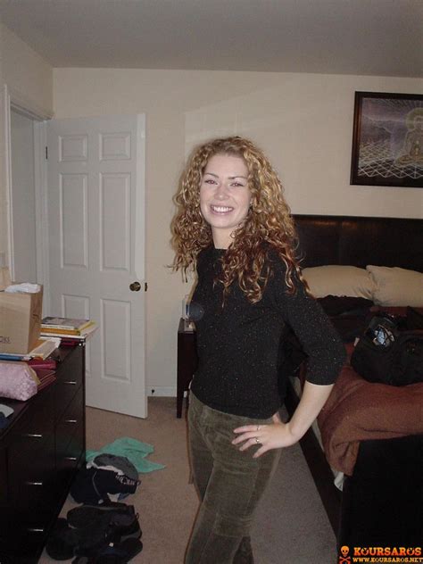 Σγουρομάλλα MiLf με απίστευτα μάτια ποζάρει και τον παίρνει πίπα κώλο KoUrSaRoS net