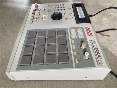 Akai Mpc 2000xl Midi Production Center Sampler Sequencer Drum Machine