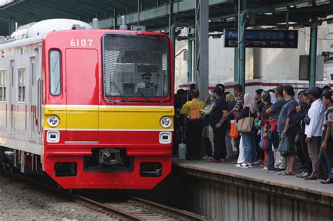 commuters bemoan krl schedule change jakarta  jakarta post