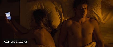 LA CHUTE DE L EMPIRE AMERICAIN NUDE SCENES AZNude