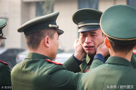 軍人退伍的10個感人瞬間，十幾個漢子放聲痛哭，戰友之間緊緊相擁 每日頭條