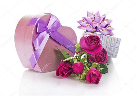 Две подарочные коробки с бантиком и ленты, букет красивых роз ...