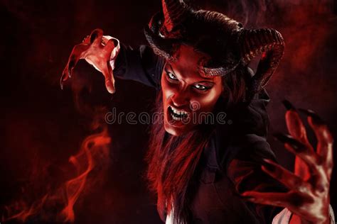 O Diabo Do Amor Pdf - Retrato do diabo foto de stock. Imagem de macho, medo - 43003174