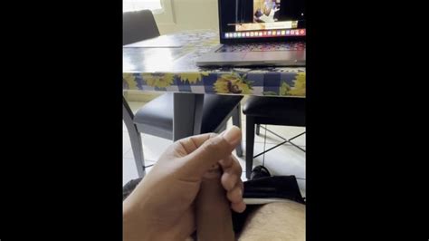 在厨房的桌子旁为您提供丰厚的负担 Pornhub Gay