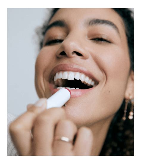 Barvni Balzam Za Ustnice Labello Caring Beauty Nude Nivea