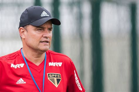 Após Renato Gaúcho ex técnico do São Paulo entra na mira do