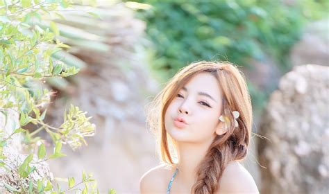 Foto Model Bikini Cantik Menggemaskan Duduk Di Atas Batu