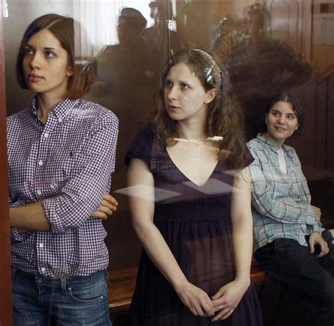 Putin Kritikerinnen Pussy Riot Verfolgt Prozess Aus Plexiglaskasten WELT