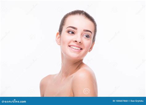 Ragazza Graziosa Con I Grandi Occhi E Le Sopracciglia Scure Con Le Spalle Nude Esaminanti