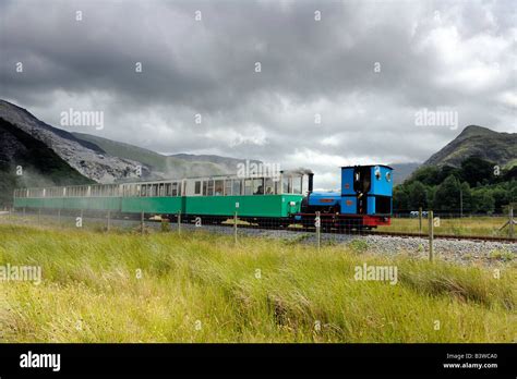Schmalspurbahn Am Mount Snowdon In Nord Wales Stockfotografie Alamy