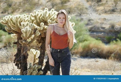 Betäubende Junge Latina Frau Wirft Vor Cholla Kaktus Auf Stockbild Bild von kakteen latein