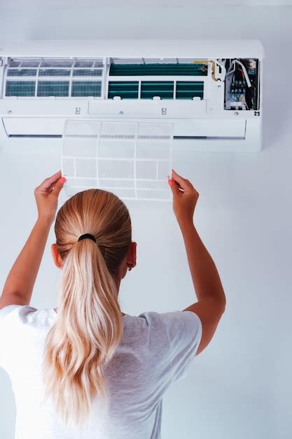 Service De Réparation Du Climatiseur La Femme Enlève Le Filtre Du