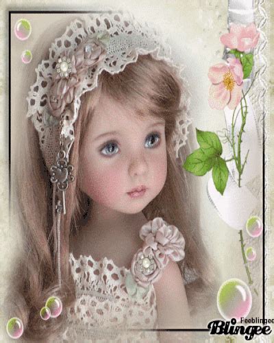 Belle poupée blonde platine cendrée