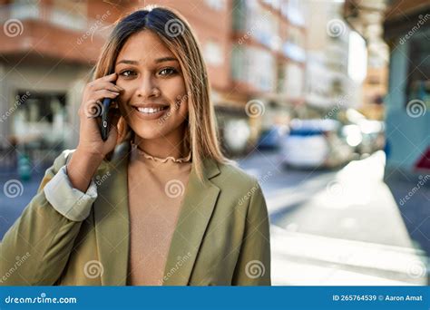 Joven Latina Sonriendo Confiada Hablando En El Smartphone De La Calle