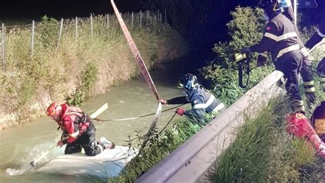 Auto Finisce Nel Canale E Viene Sommersa Dallacqua Salvi Due Giovani