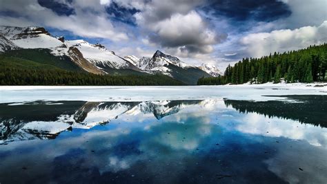 デスクトップ壁紙 木 風景 山々 湖 自然 反射 雪 冬 カナダ フィヨルド 荒野 アルプス 雲 貯水池 ロッ