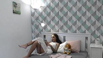 Una Ragazza Bruna Super Hot In Un Abito Da Notte Bianco Senza Mutandine Stuzzica Un Ragazzo Con