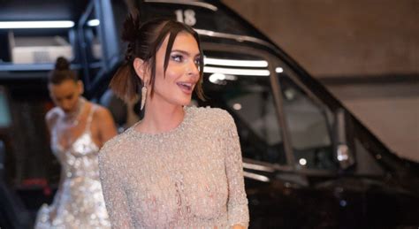 Emily Ratajkowski Plus Hot Que Jamais Dans Une Mini Robe Bustier