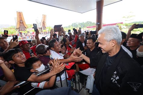 Telanjur Cinta Ribuan Warga Tana Toraja Antusias Sambut Ganjar Di Bandara