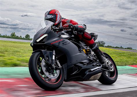 2024-ducati-panigale-v2-black-on-black-4 - BikesRepublic.com