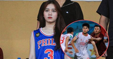 Bạn gái hot TikToker đến sân cổ vũ tiền đạo ĐT Việt Nam công khai mối quan hệ hẹn hò