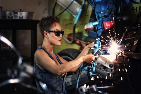 Người mẫu nude Sài Gòn vào garage bụi bặm với Ducati