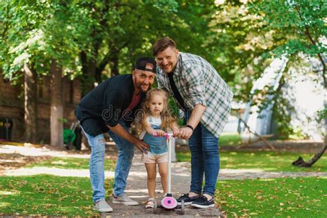 Los Padres Gay Y Su Hija Tomando Té Con Cruasanes Al Aire Libre Foto de archivo Imagen de