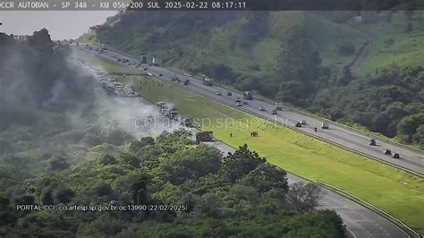 Caminh O Pega Fogo E Interdita Rodovia Dos Bandeirantes Em Jundia