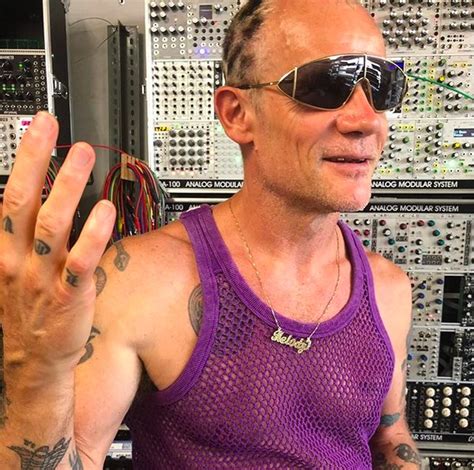 Integrante do Red Hot Chilli Peppers revela que teve experiências gays na adolescência Monet