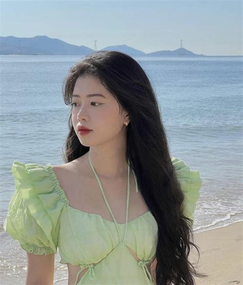 Hot girl áo dài trắng biến hình táo bạo làm netizen ái ngại